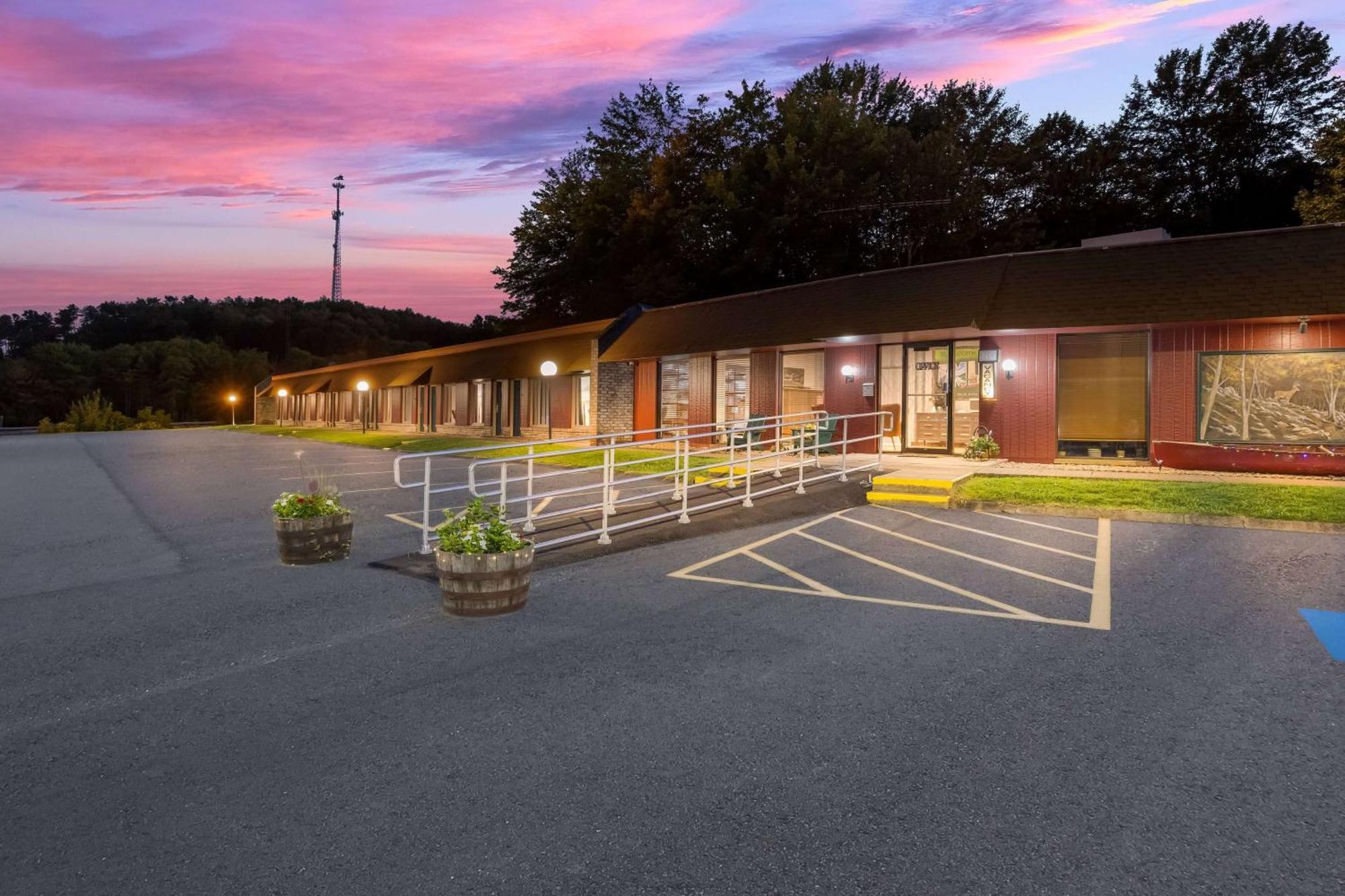 Travelodge By Wyndham Emlenton Esterno foto